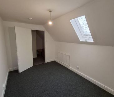 1 bedroom in a flat share to rent - Photo 2