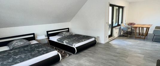 Miete inkl. Nebenkosten: 1.990 € pro Monat, plus Strom, plus Heizung - Photo 1