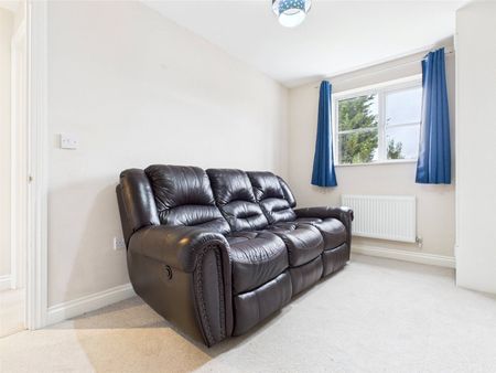 Bowater Gardens, Sunbury-On-Thames, TW16 - Photo 2