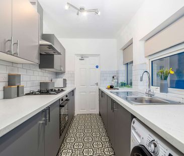 🏡 Welcome to Jodrell Street – Where Comfort Meets Convenience - Photo 2