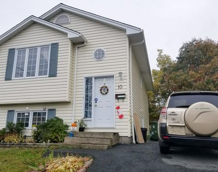 Cozy 3 Bedroom Home in Family Friendly Neighbourhood! - Photo 2