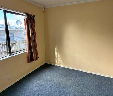 Charming 3BR Manurewa Retreat w/ Garden - Photo 4
