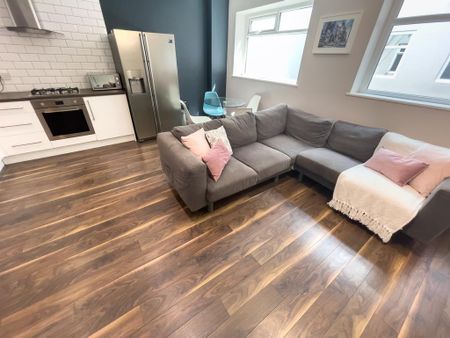 4 bedroom flat to rent - Photo 2