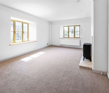 Spacious two bedroom apartment in the heart of Stow-on-the-Wold. - Photo 6