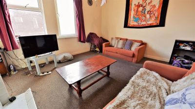2 bedroom Flat in Brudenell Grove, Leeds - Photo 2