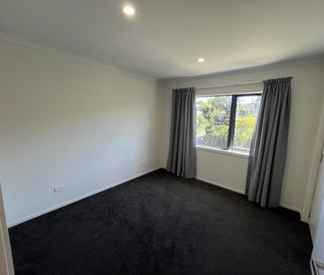 Three bedroom partially furnished home - Photo 1