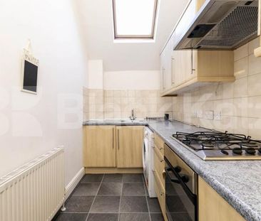 A spacious one-bedroom second-floor flat located on Willesden Lane, NW2 - Photo 5