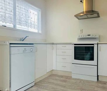 Freshly Renovated 2-Bedroom Home Near Sylvia Park & Lagoon Walks - Photo 3