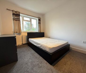 3 bedroom flat to rent - Photo 3