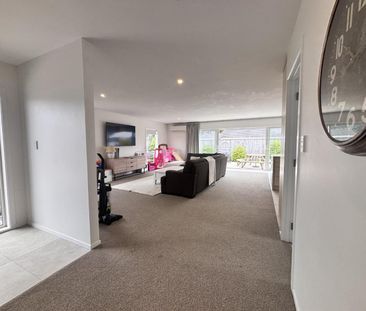 Modern Aramoho home - Photo 4