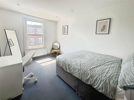 4 bedroom end of terrace house to rent - Photo 3