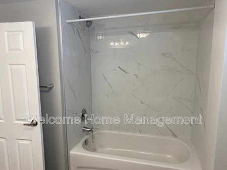 $1,695 / 2 br / 1 ba / Bright & Spacious Lower Unit in Hamilton! - Photo 5