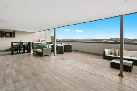 One Bedroom Apartment with Massive Outdoor Entertaining Balcony - Photo 3