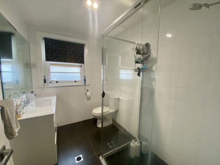 Beautifully Renovated 2 Bedroom Unit! - Photo 4