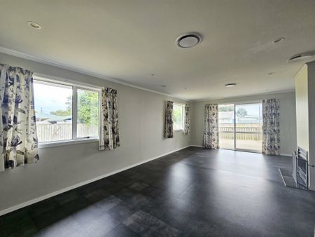 Spacious Family Home in Papakura - Photo 4