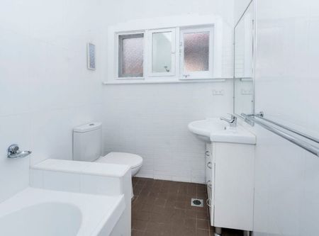 Modern Two Bedroom Apartment in Prime Maroubra Location - Photo 4