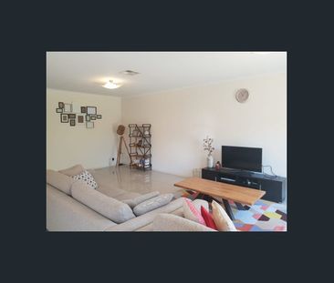 Move Straight In - Fully Furnished - Photo 3