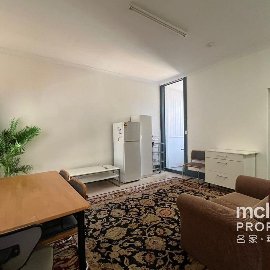 Stylish Top Floor unit Living in Rockdale - For rent - Photo 1