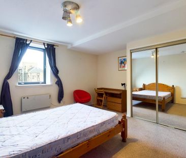 3 bedroom flat to rent - Photo 3