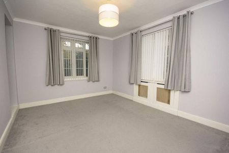 3 bedroom flat to rent - Photo 4