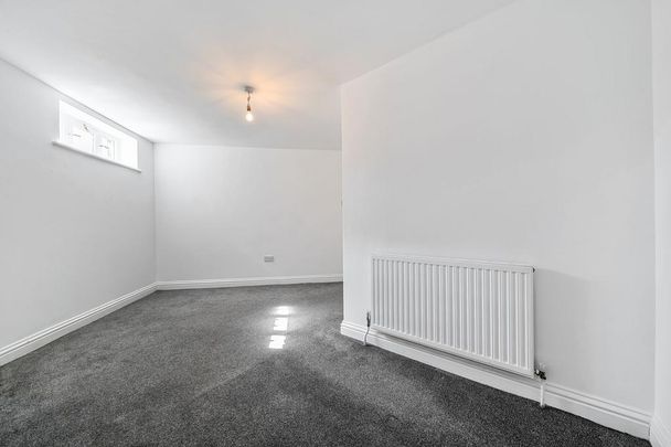3 bedroom flat to rent - Photo 1