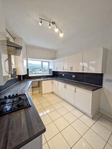 3 bedroom end of terrace house to rent - Photo 2