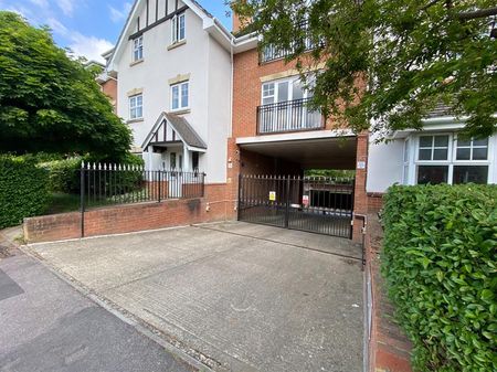 WOKING - Photo 5