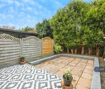 4 bedroom semi-detached house to rent - Photo 5