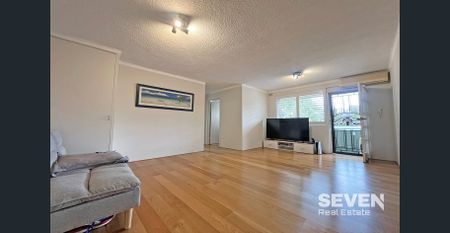 Classic Renovated Two Bedroom Apartment - Photo 5