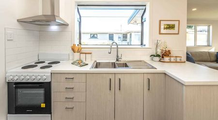 Renovated four-bedroom coastal home - Photo 3