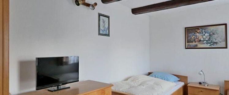 (EF0869_M) Dresden: Mickten, kleines möbliertes Apartment für Wochenendheimfahrer, einfacher Standard, Service - Photo 1