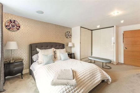 A striking detached contemporary house in the heart of Cheltenham - Photo 4