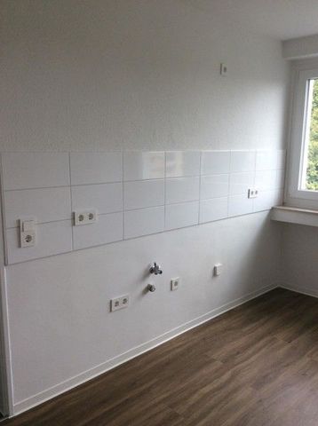 Perfekt!! 3-Zimmerwohnung mit tapezierten Wänden und neuen Böden. Sofort einziehen und wohlfühlen! - Photo 4