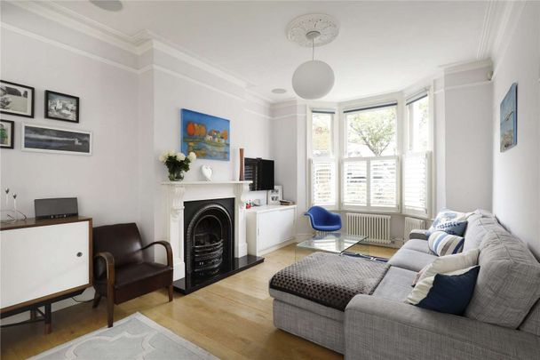 Neutrally decorated four bedroom family house with wooden floors on this quiet street in Parsons Green. - Photo 1