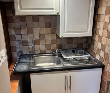 1 Bed Flat, The Crossways, TW5 - Photo 3
