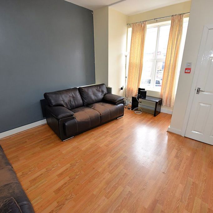 6 bedroom House in Pearson Terrace, Leeds - Photo 1