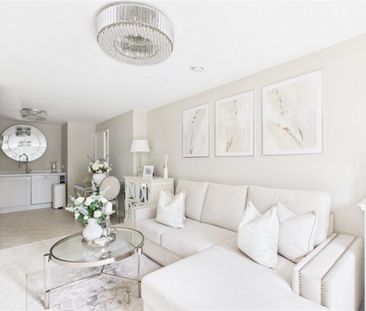 John Norman Grove, Lightwater, Surrey, GU18 - Photo 1