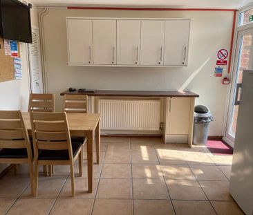 1 bedroom in a house share to rent - Photo 2