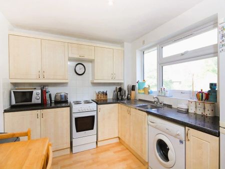 2 Bedroom Flat / Apartment - Northlands Drive, Winchester - Photo 3