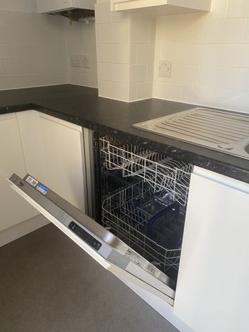 QUEENSWAY, BLETCHLEY - 2 BEDROOMS - Photo 5