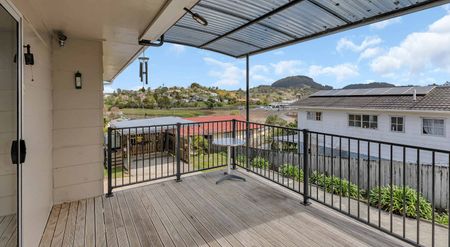 Three Bedroom Family Home with Scenic Views - Photo 5