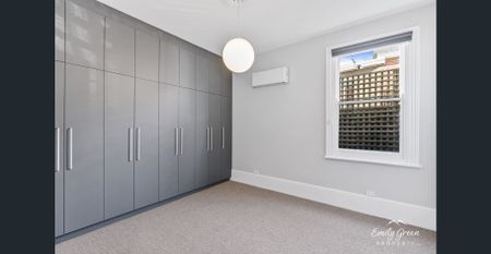 Stylishly Renovated 2 Bedroom + Loft Apartment in Prime Sandy Bay Location - Photo 5