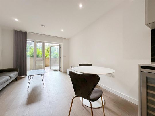 Parrs Way, London - Photo 1