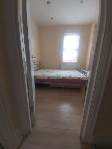 Room in a Shared House, Leamington Gardens, IG3 - Photo 3