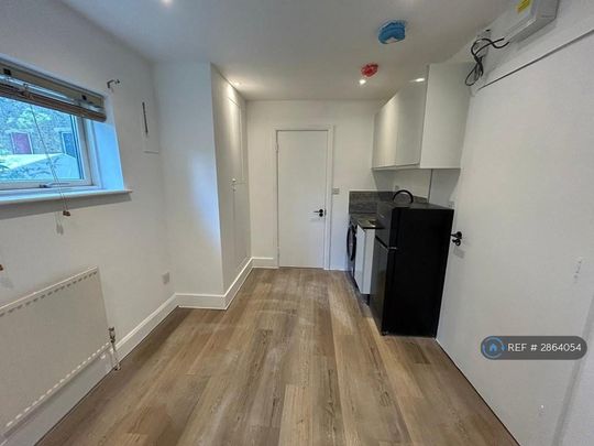 4 bedroom flat to rent - Photo 1