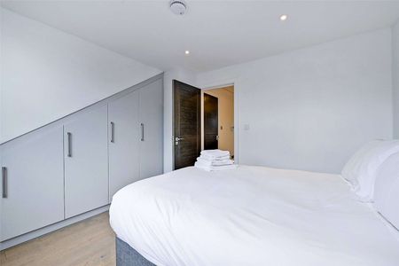 A modern top floor one bedroom apartment with off-street parking in the heart of Windsor town. - Photo 4