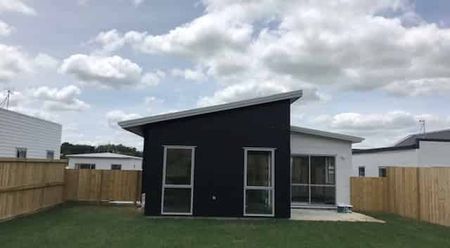 Highly desirable home in Hamilton North - Photo 3