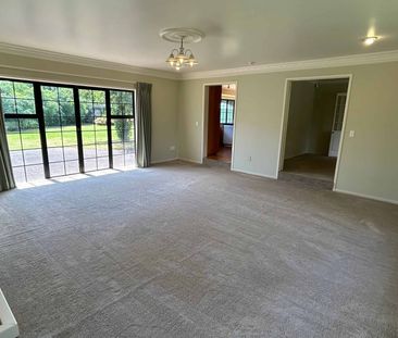 Executive Five Bedrooms Home In Karaka - Photo 2