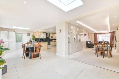 5 bedroom detached house to rent - Photo 3