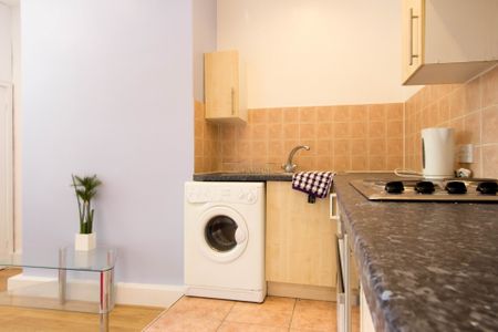 Flat 2, 6 WINSTANLEY TERRACE Leeds - LS6 1DS - Photo 4